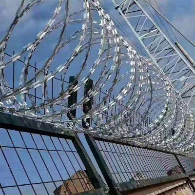 Factory Direct Sale Stainless Steel Concertina Razor Blade Barbed Wire Coil for Secure Fence photo-4