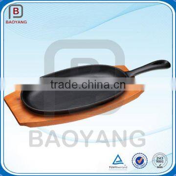 Pre-seasoned cast iron sizzling pan with wooden base