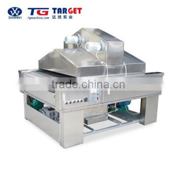 Oil spraying machine for biscuit