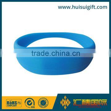 Fashion newest design gleamy custom logo silicone bracelet