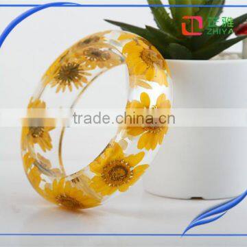 2016 high quality clear customized jewelry resin real dried flower bangle for women