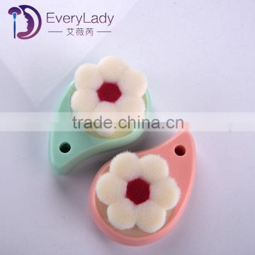 Petal shaped brush head face cleaning brush