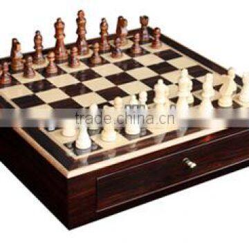 Attractive Deluxe High Gloss Ebony And Maple Veneer Chess Checkers Table