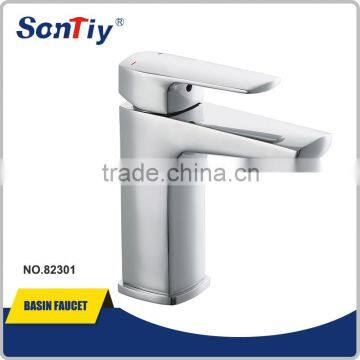 China New Single handle wall mount kitchen faucet with spray 82301