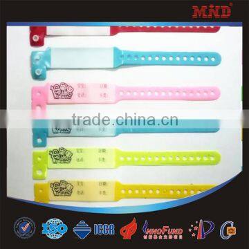 MDW1369 Hot Sales Waterproof HF/UHF RFID Disposable PVC Wristband for Festival photo-2