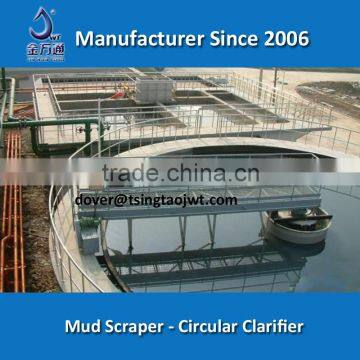 Peripheral drive wastewater treatment clarifier in circular tank