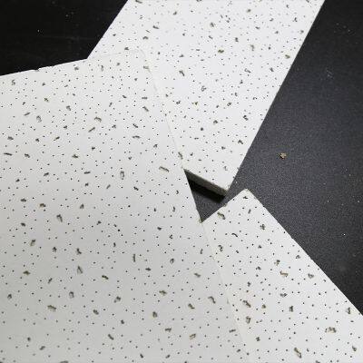 Panneau de plafond en fibre minérale haute performance, facile à installer. Panneau de plafond en laine minérale de 600x600 mm