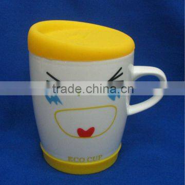 2013 newest ceramic gift mug for coffee with silicon gel lid and bottom