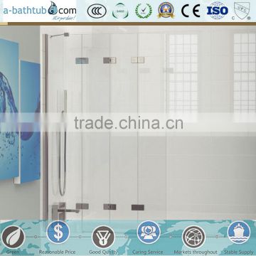 Folding bathtub shower screen