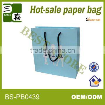 Paper shopping bag for packaging clothes/shoes