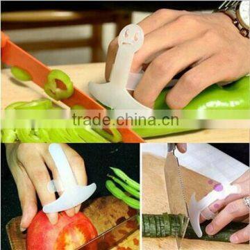 M079 wholesale protect hands cutting vegetables Safe Slice Guard plastic finger guard