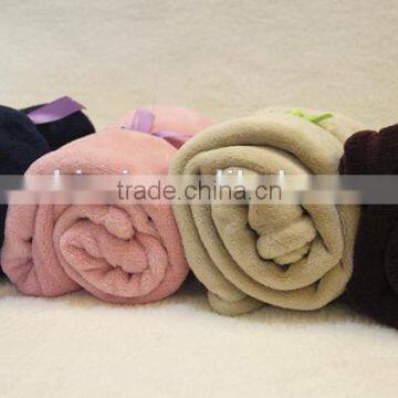 Solid Low Price 100% Polyester Coral Fleece Travel Blanket/thow blanket