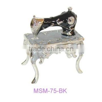 Miniature sewing machine with 4-legged stand