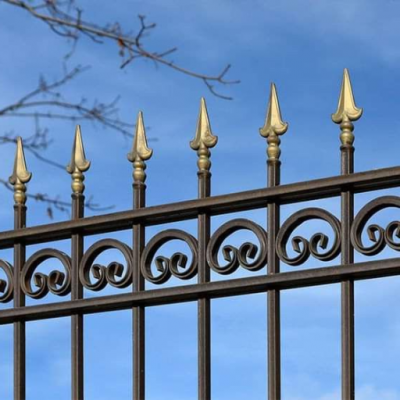 Elegante schwarze Gartenzaunpanels aus Schmiedeeisen - Handelsübliches Stahlzaunmaterial mit Toren photo-2