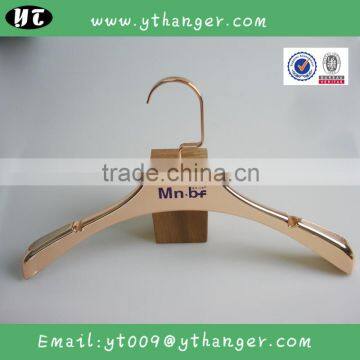 HA7049 notched rode gold plated antislip plastic coat hanger for clothes                        
                                                                                Supplier's Choice