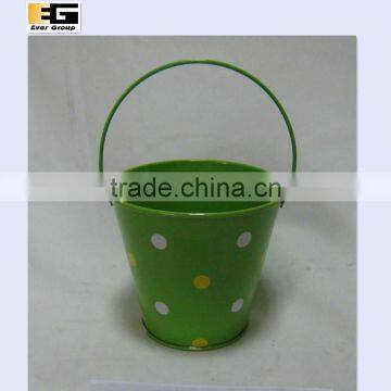 round tin bucket