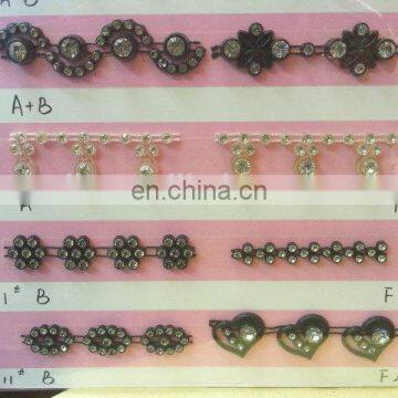 2015 fashion design rhinestone trim with plastic base