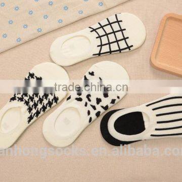 wholesale new fashion classic black white anti slip women invisible boat socks