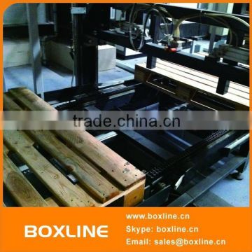 Wooden pallet transport conveyor system