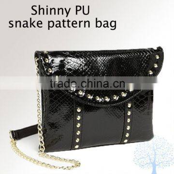 Women 's handbag in shinny PU snake pattern bag