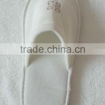 White hotel slipper with embroideried logo