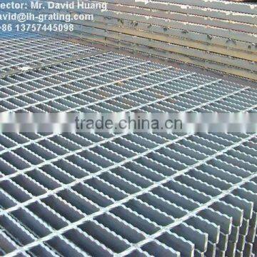 black serrated standard grating. black stock steel grating. serrated black grating