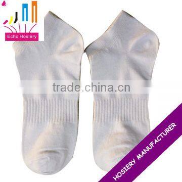 Men's white no show socks with elastic at sole