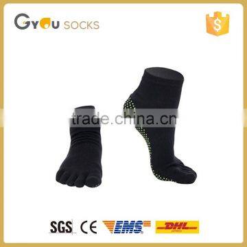 Anti-slip women black cotton hot sell toe socks Yoga socka wholesale