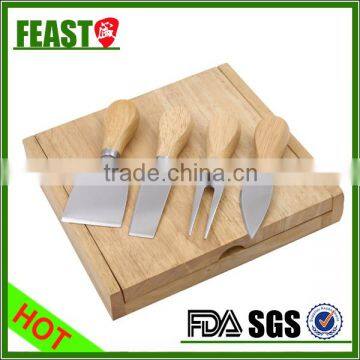 2015 New design bamboo heart shape wood cheese cutting board