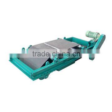 Auto cleaning magnetic separator for conveyor belt
