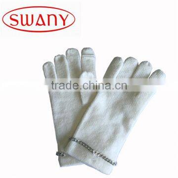 SOLID SNUG YARN KNITTED SOFT GLOVE WITH CHAIN