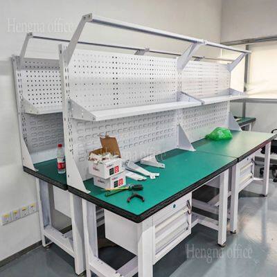 Banc de travail en acier industriel ergonomique avec pieds réglables, tiroirs profonds et surface anti-statique pour ateliers domestiques haut de gamme. photo-1