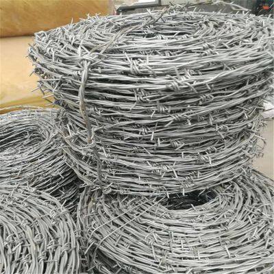 Fil de fer barbé en acier au carbone faible emballé sur palette standard pour commandes en gros