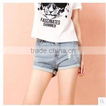 The Summer of 2015 LADIES SHORTS Denim Shorts Are a Frayed Hem the Denim Shorts