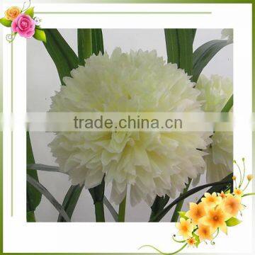 white wedding flower arrangements