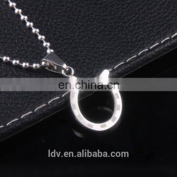 Latest Design Simple Horseshoe Shaped Stainless Steel Pendant Necklace photo-3