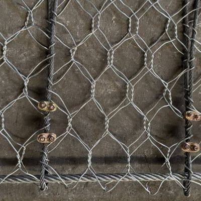 Высокопрочная оцинкованная арматурная сетка Hr 100 по низкой цене. Гексагональная сетка для защиты от обвалов камней на склонах. Простой переплет, подрезка.