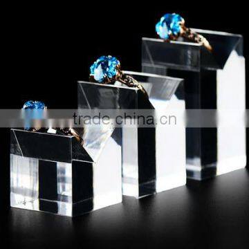 new design organic glass exhibitor V Shape ring stand sets