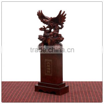 Hot selling wooden color resin eagle statue ,out door big eagle statue for business gifts