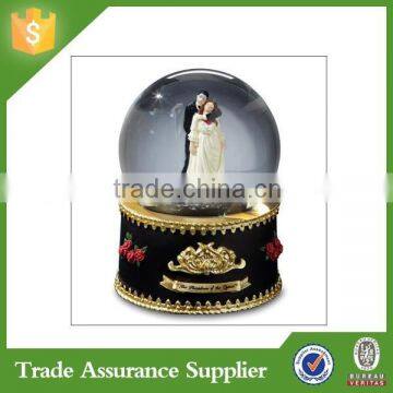 China Hot Peaceful Resin Souvenir Resin Snowglobe photo-2