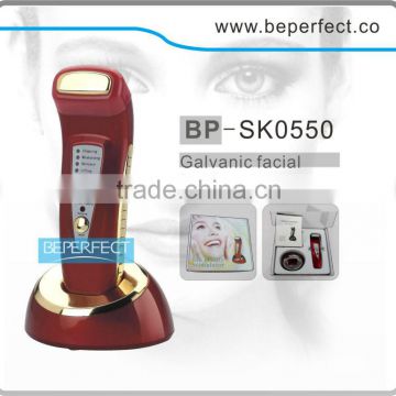 Personal care galvanic face care device