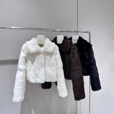Le manteau d'hiver 2024 de la marque Shangdong Lao Qian, en couleur café, entièrement en fourrure de lapin importée authentique, destiné aux femmes, est court, élégant et minceur.