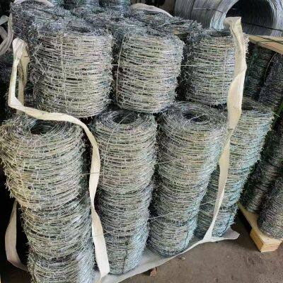 Mehrere Spezifikationen von Stacheldrahtzaun mit hoher Haltbarkeit für den Außenbereich, Schutz gegen Eindringlinge, Sicherheitszaun für Ackerland und Rinderfarm
