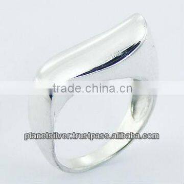 925 Sterling Silver Designer Ring Waved Unmatched Brilliance