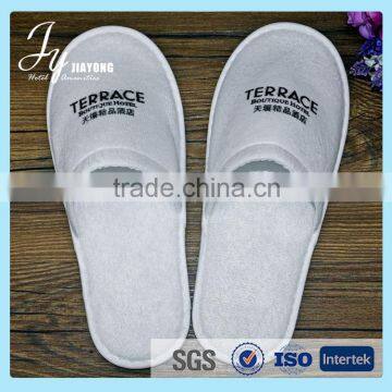 White hotel indoor slippers embroideried customized logo hotel slippers