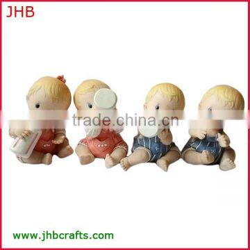 2013 popular baby gifts baby resin figurine with holding feeding bottle