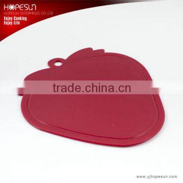 Popular funny plastic strawberry shape cutting board