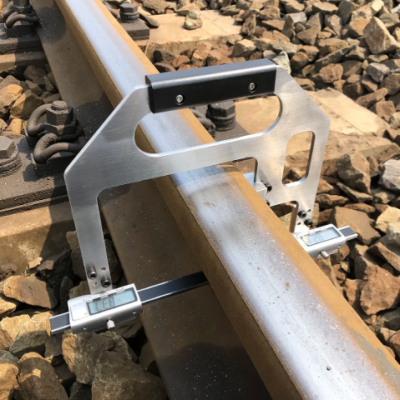 Digital Rail Wed Wear Offset Measuring Gauge for Track Wear Inspection Battery Charge Equipment for Rail Track photo-2