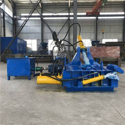 Объемный металлоштамповочный станок. Прессовщик металлолома