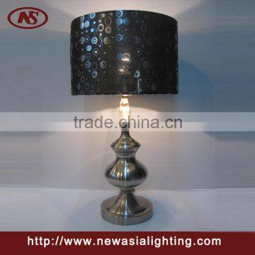 Decorative metal table lamp